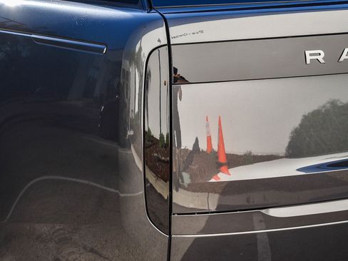 Certified 2025 Land Rover Range Rover SE image 9