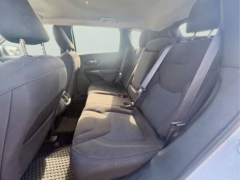 Used 2020 Jeep Cherokee Latitude w/ Cold Weather Group AWD/4WD image 14