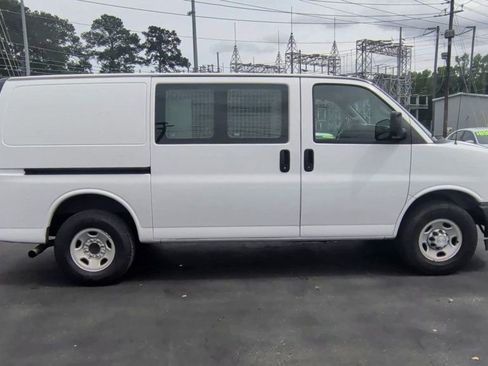 Used 2018 Chevrolet Express 2500 w/ Driver Convenience Package RWD image 9