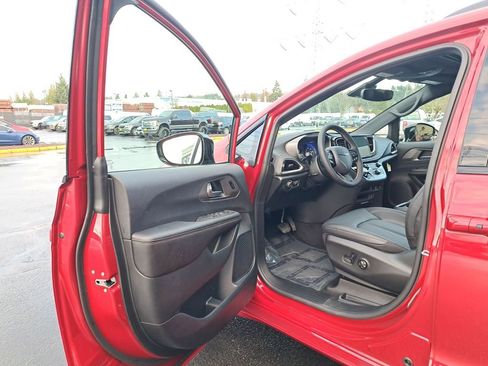 New 2026 Chrysler Pacifica Select image 10