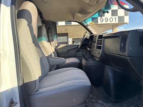 Used 2009 Chevrolet Express 2500 image 25
