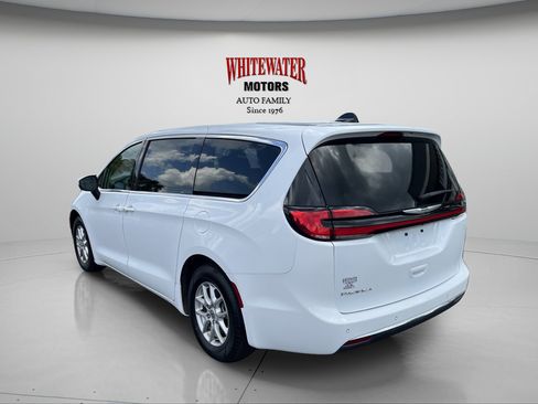 Used 2023 Chrysler Pacifica Touring-L FWD image 7