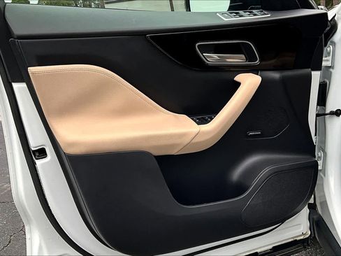 Used 2018 Jaguar F-PACE Premium image 21