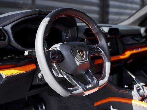 Used 2025 Lamborghini Urus SE image 40