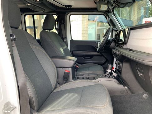 Used 2025 Jeep Wrangler Sahara image 35