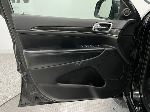 Used 2018 Jeep Grand Cherokee Limited image 16