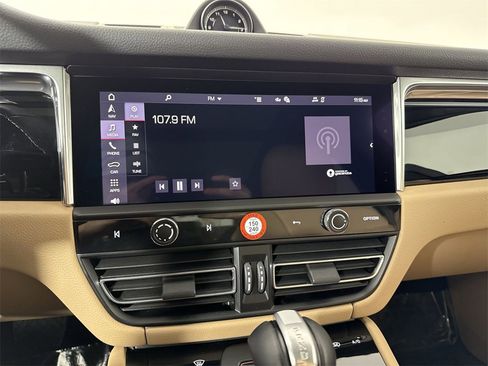 Certified 2025 Porsche Macan image 28