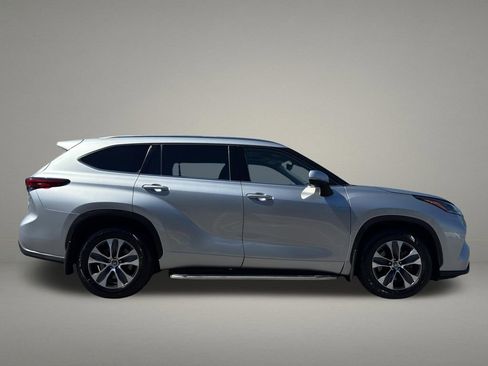 Used 2021 Toyota Highlander XLE AWD/4WD image 6