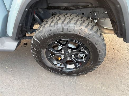 Certified 2025 Jeep Gladiator Sport AWD/4WD image 12