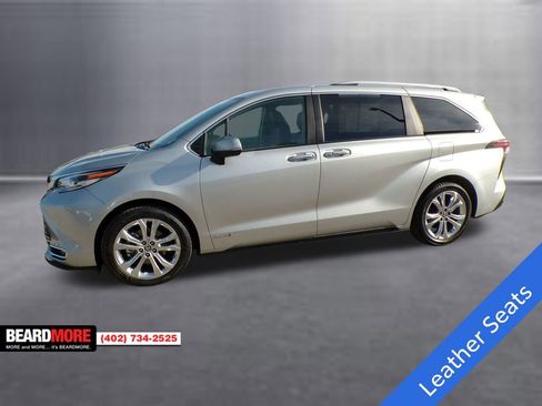 Used 2021 Toyota Sienna Limited image 3