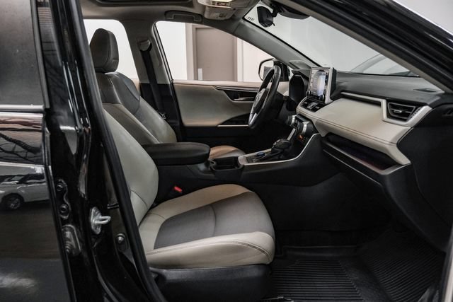 Used 2020 Toyota RAV4 Limited AWD/4WD image 30