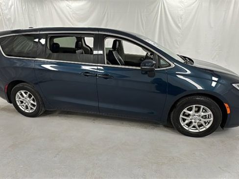 Used 2023 Chrysler Pacifica Touring-L image 2