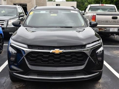 Used 2025 Chevrolet Trax LT w/ LT Convenience Package FWD image 3