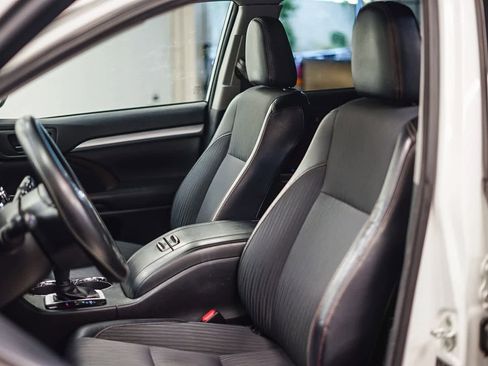 Used 2017 Toyota Highlander Plus w/ Carpet Mat Package image 17