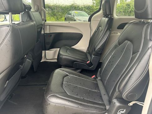 Used 2024 Chrysler Pacifica Touring-L image 27