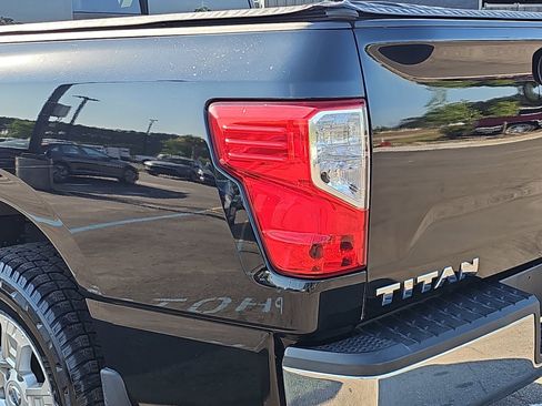 Used 2018 Nissan Titan SV AWD/4WD image 33