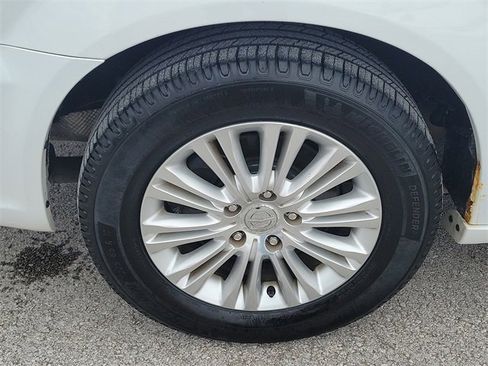 Used 2014 Chrysler Town & Country Limited image 6