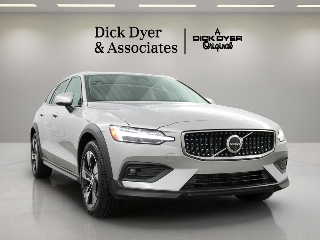 Used 2025 Volvo V60 B5 Cross Country Plus AWD/4WD image 1