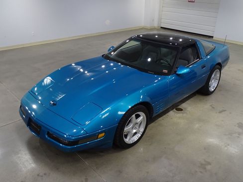 Used 1994 Chevrolet Corvette Coupe RWD image 2