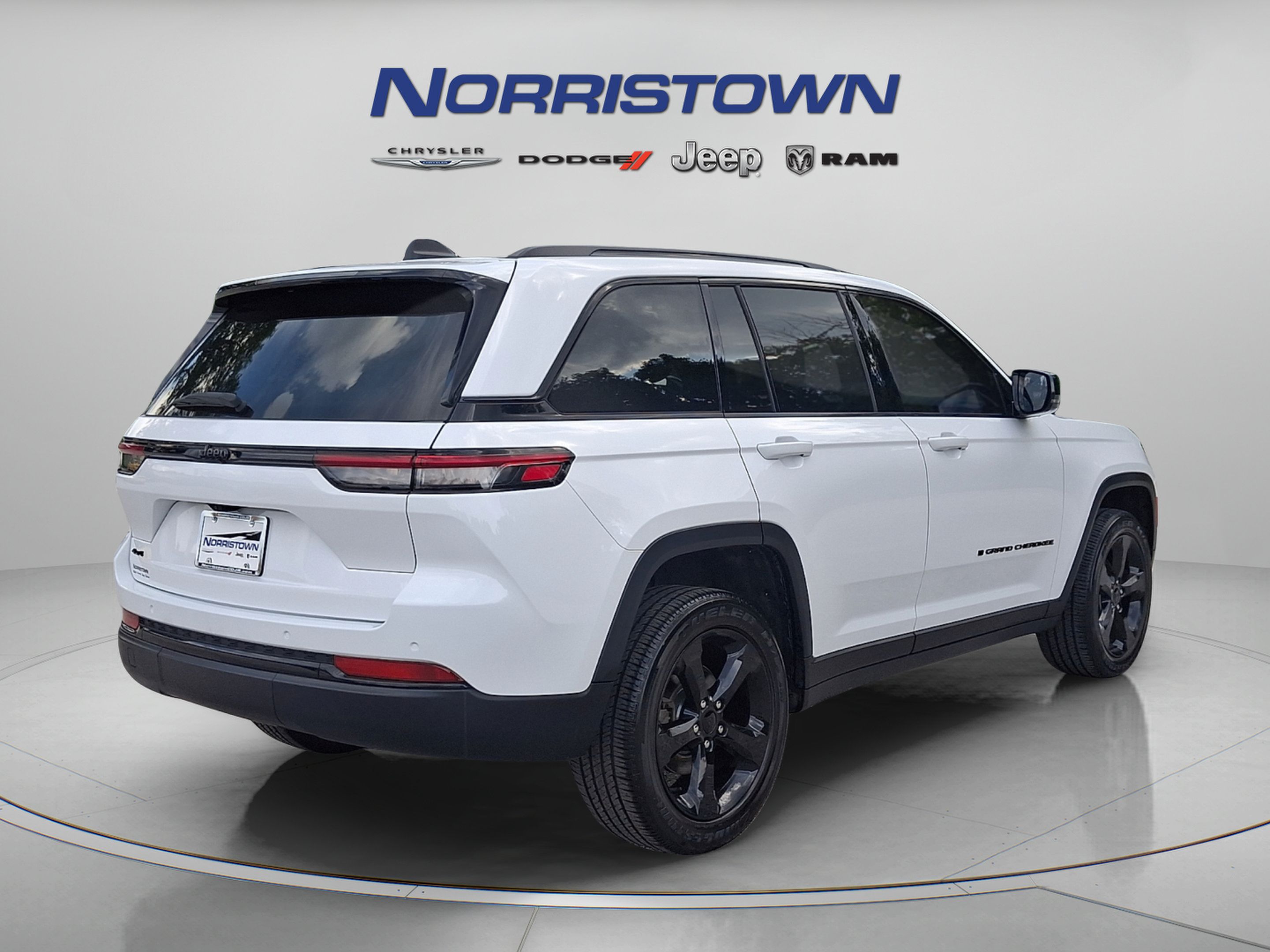Used 2023 Jeep Grand Cherokee Altitude AWD/4WD image 6