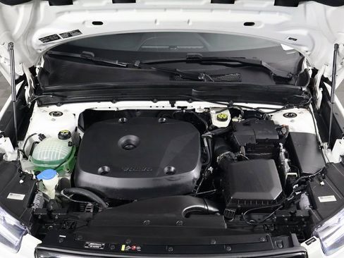 Used 2019 Volvo XC40 T5 R-Design image 15