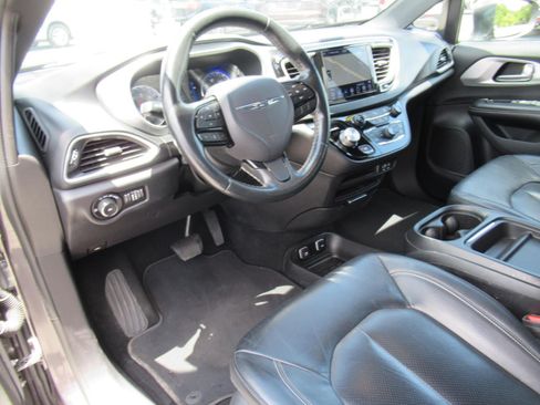 Used 2020 Chrysler Pacifica Touring-L w/ S Appearance Package FWD image 15