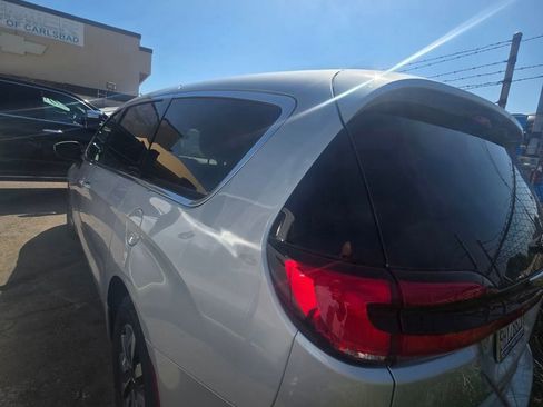 Used 2023 Chrysler Pacifica Touring-L image 3