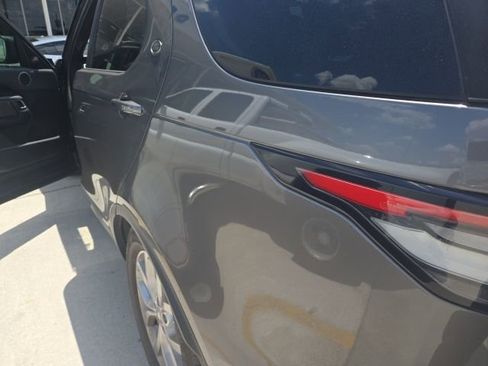 Used 2019 Land Rover Discovery SE AWD/4WD image 13