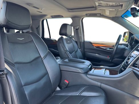 Used 2019 Cadillac Escalade Luxury AWD/4WD image 15