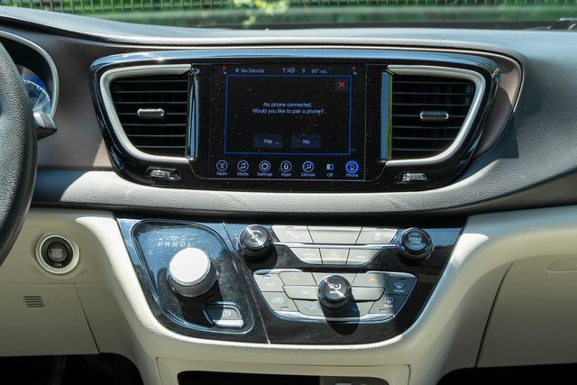 Used 2017 Chrysler Pacifica Touring FWD image 32