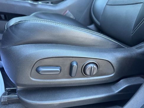 Used 2023 GMC Terrain SLT image 17