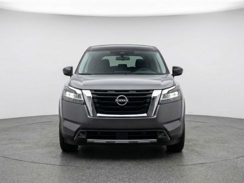 Used 2025 Nissan Pathfinder SV image 2