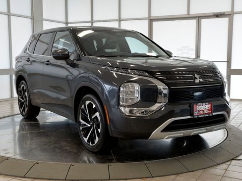 Used 2024 Mitsubishi Outlander SE image 2