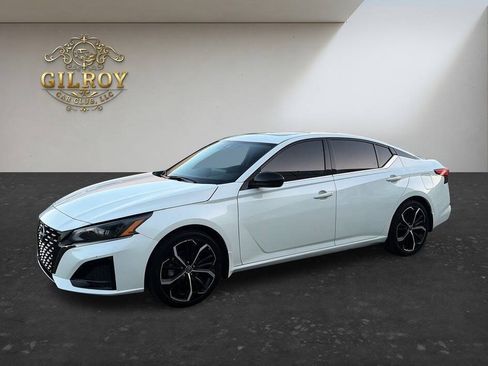 Used 2023 Nissan Altima 2.5 SR w/ SR Premium Package FWD image 3