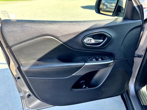 Used 2019 Jeep Cherokee Latitude w/ Popular Appearance Group image 20