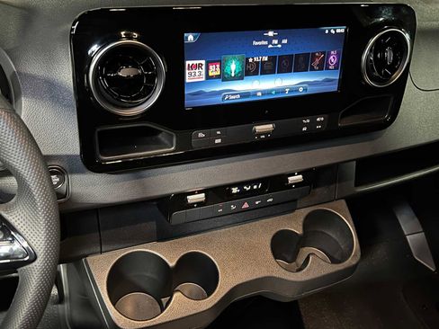 Used 2025 Mercedes-Benz Sprinter 2500 image 32