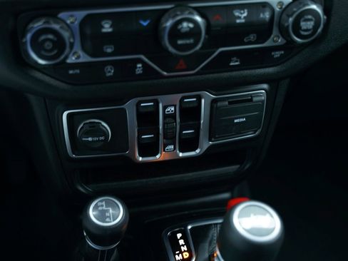 Used 2025 Jeep Wrangler Sport S image 17