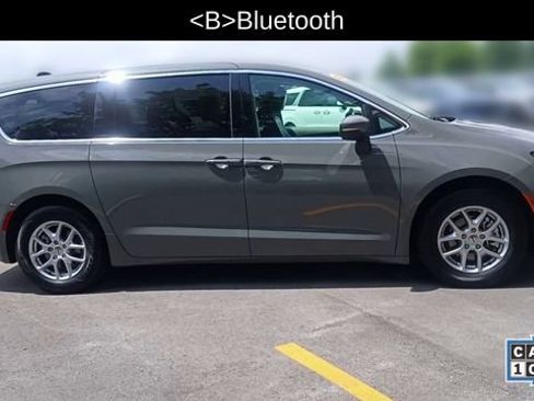 Used 2023 Chrysler Pacifica Touring-L FWD image 4