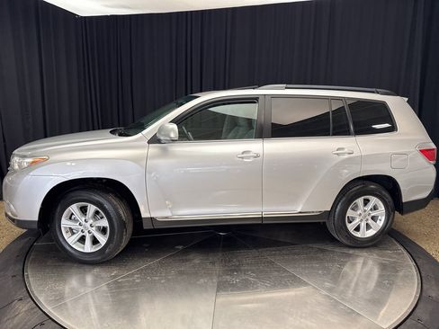 Used 2012 Toyota Highlander SE w/ Tow Pkg AWD/4WD image 3