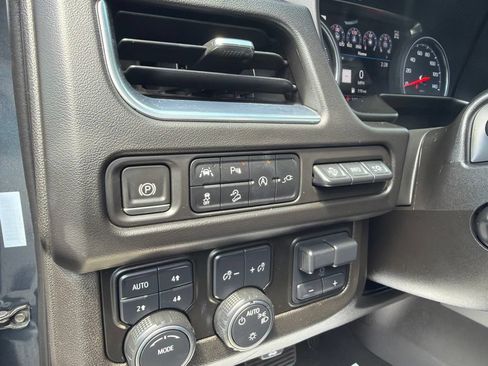Used 2021 Chevrolet Suburban Premier w/ Premium Package AWD/4WD image 19