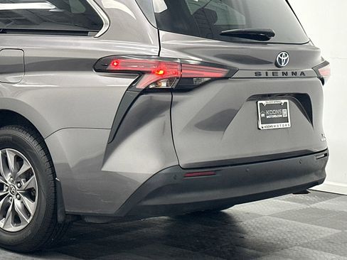 Used 2021 Toyota Sienna XLE image 7