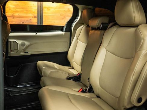 Used 2021 Toyota Sienna XLE w/ XLE Plus Package image 11