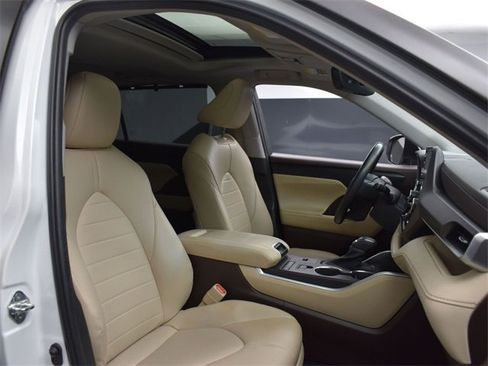 Used 2022 Toyota Highlander XLE image 13