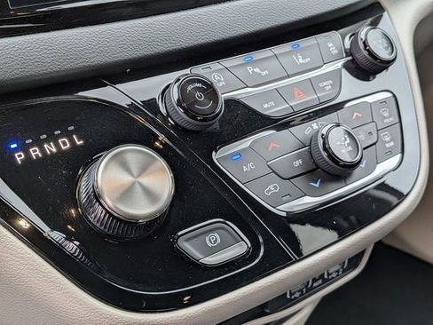 Certified 2023 Chrysler Pacifica Touring-L image 22