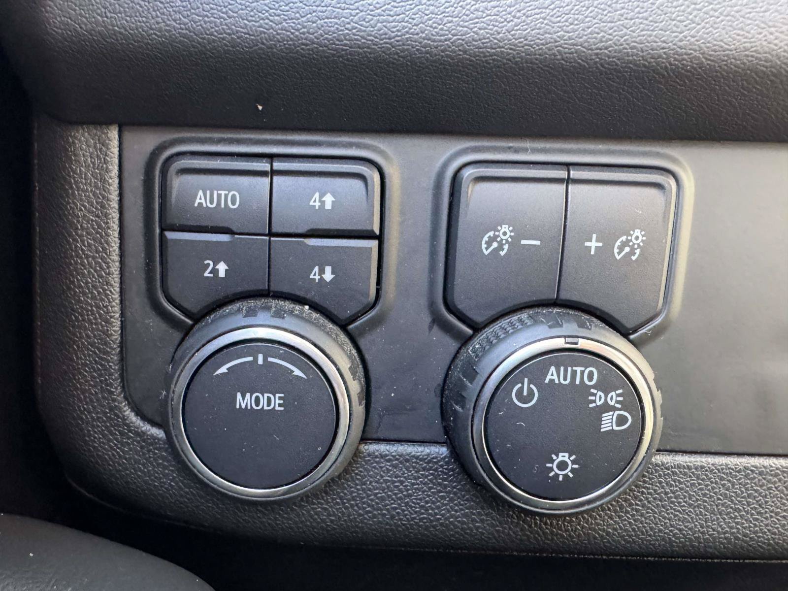 Used 2024 Chevrolet Tahoe Premier AWD/4WD image 32