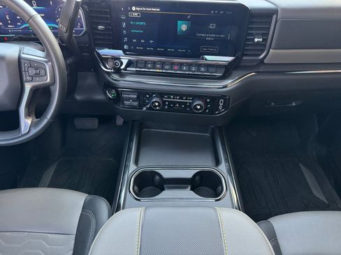 Used 2025 Chevrolet Silverado 2500 ZR2 w/ Technology Package image 11