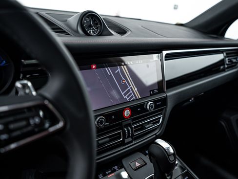 Certified 2025 Porsche Macan AWD/4WD image 14