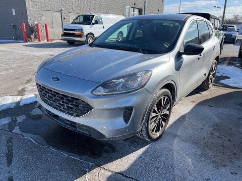 Used 2022 Ford Escape SE w/ SE Sport Appearance Package image 3