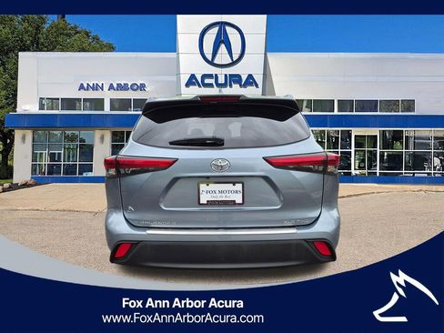 Used 2020 Toyota Highlander XLE AWD/4WD image 4