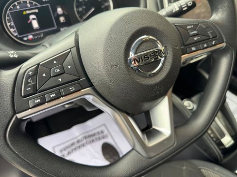 Used 2018 Nissan Kicks SV FWD image 19
